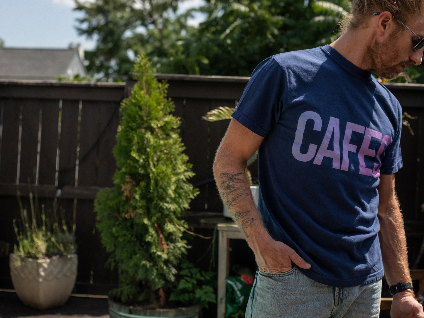 Cafes Tee in Midnight